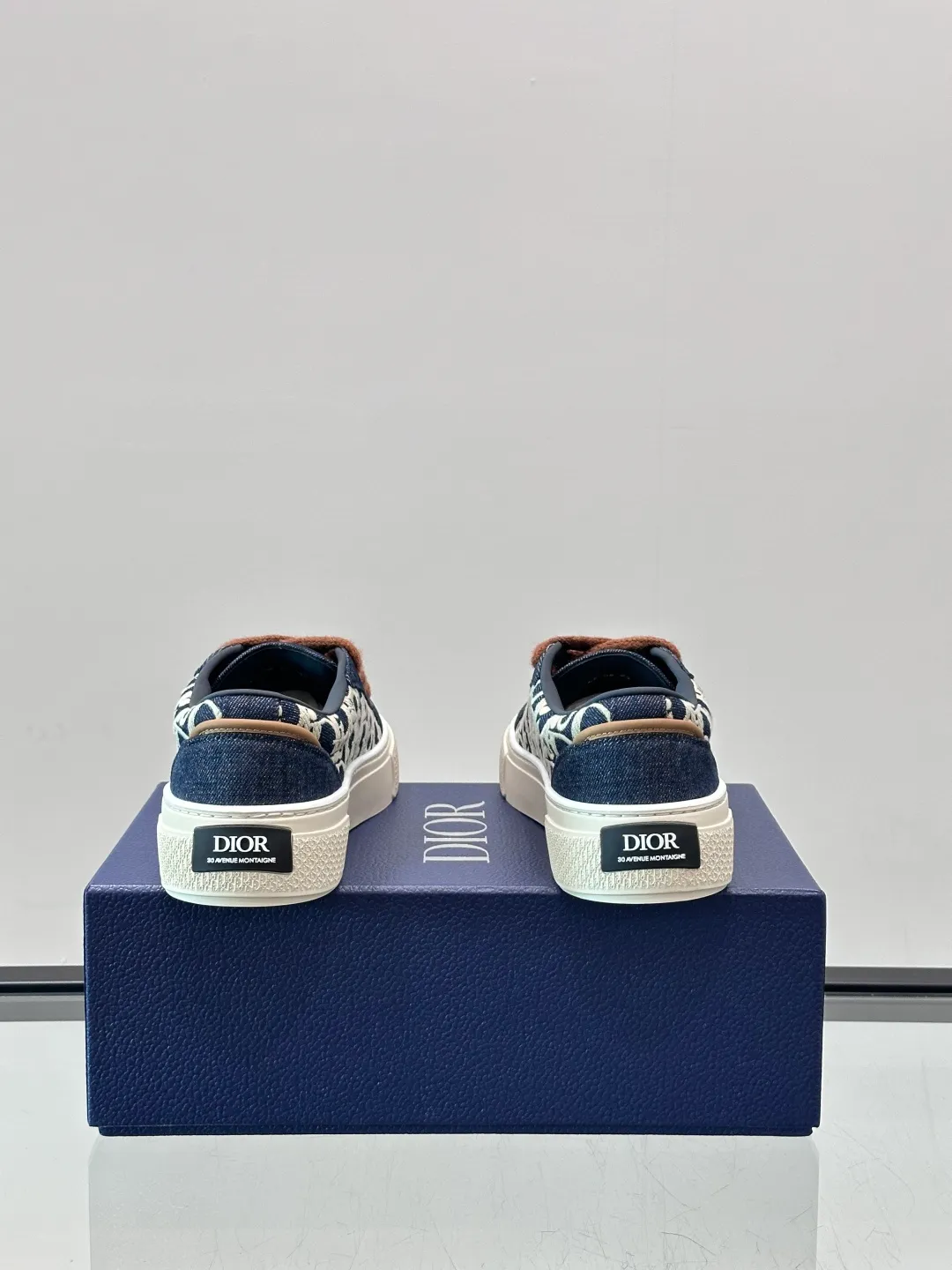 Men's men's shoes 💰p440 "Dio～r" 🆕This B33 sneaker is a new interpretation of the classic tennis shoe, with a fashionable silhouette that highlights a heavy texture. Crafted from cow leather with Oblique print, it's unique with a padded tongue embellished with the Dior signature, wide mohair laces and tonal brass eyelets with a matte finish. Rubber sole with Oblique print effect, enhanced by a contrasting Dior 30 Avenue Montaigne signature on the rear. It adds a stylish touch to a casual look.  Size: 38-44 (45 customized)
